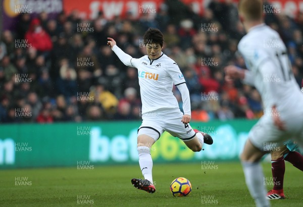 030318 - Swansea City v West Ham United, Premier League - Ki Sung Yueng of Swansea City shoots to score goal