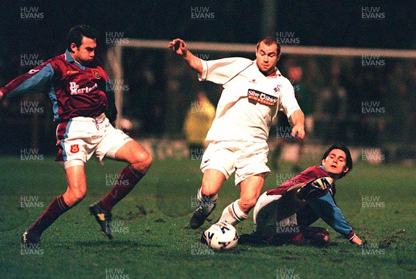 130199 - Swansea City v West Ham United - FA Cup Third Round Replay - Martin Thomas of Swansea is tackled by Frank Lampard (right)