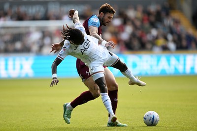 171026 - Swansea City v West Ham United - Sky Bet Championship - Moussa Yeo of Swansea City is challenged by Max Kilman of West Ham