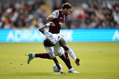 171026 - Swansea City v West Ham United - Sky Bet Championship - Moussa Yeo of Swansea City is challenged by Max Kilman of West Ham