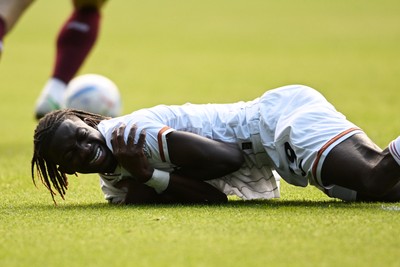 171026 - Swansea City v West Ham United - Sky Bet Championship - Moussa Yeo of Swansea City is challenged by Max Kilman of West Ham
