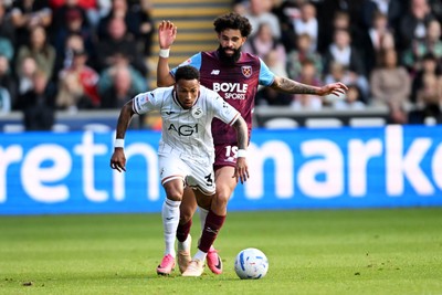 171026 - Swansea City v West Ham United - Sky Bet Championship - Ronald of Swansea City is challenged by Pablo of West Ham