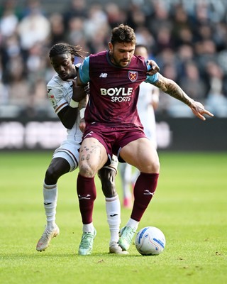 171026 - Swansea City v West Ham United - Sky Bet Championship - Moussa Yeo of Swansea City is challenged by Max Kilman of West Ham