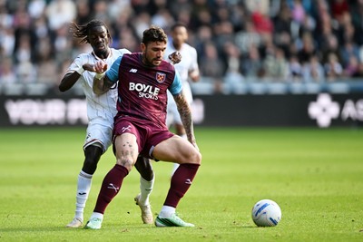 171026 - Swansea City v West Ham United - Sky Bet Championship - Moussa Yeo of Swansea City is challenged by Max Kilman of West Ham