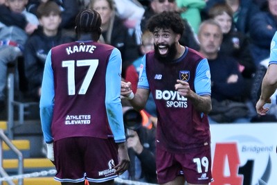 171026 - Swansea City v West Ham United - Sky Bet Championship - Pablo of West Ham celebrates scoring a goal with team mates