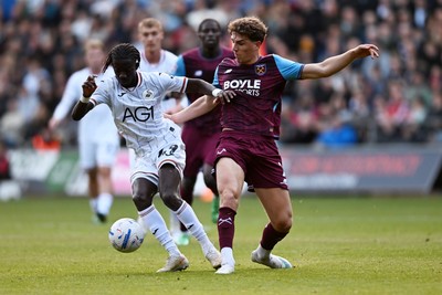 171026 - Swansea City v West Ham United - Sky Bet Championship - Moussa Yeo of Swansea City is challenged by Arne Engels of West Ham