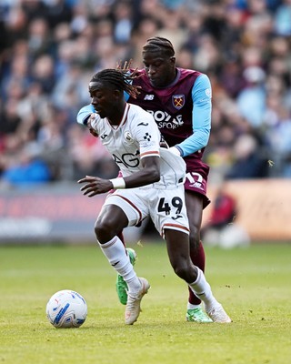 171026 - Swansea City v West Ham United - Sky Bet Championship - Moussa Yeo of Swansea City is challenged by Mohamadou Kante of West Ham