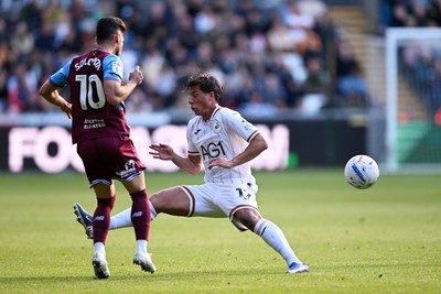 171026 - Swansea City v West Ham United - Sky Bet Championship - Goncalo Franco of Swansea City is challenged by Manor Solomon of West Ham