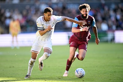 171026 - Swansea City v West Ham United - Sky Bet Championship - Ben Cabango of Swansea City is challenged by Pablo of West Ham