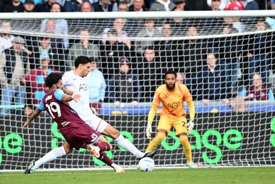 171026 - Swansea City v West Ham United - Sky Bet Championship - Pablo of West Ham has his shot saved by Lawrence Vigouroux of Swansea City