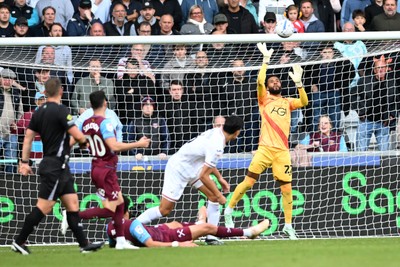 171026 - Swansea City v West Ham United - Sky Bet Championship - Pablo of West Ham has his shot saved by Lawrence Vigouroux of Swansea City