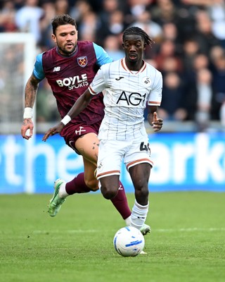 171026 - Swansea City v West Ham United - Sky Bet Championship - Moussa Yeo of Swansea City is challenged by Morato of West Ham