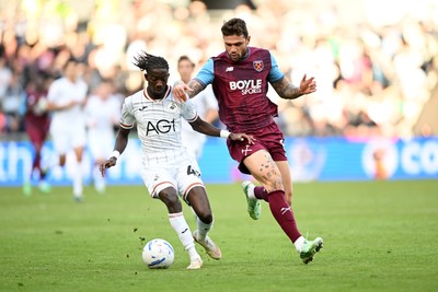 171026 - Swansea City v West Ham United - Sky Bet Championship - Moussa Yeo of Swansea City is challenged by Morato of West Ham