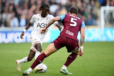 171026 - Swansea City v West Ham United - Sky Bet Championship - Moussa Yeo of Swansea City is challenged by Morato of West Ham