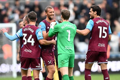 171026 - Swansea City v West Ham United - Sky Bet Championship - West Ham players celebrate at full time