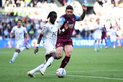 171026 - Swansea City v West Ham United - Sky Bet Championship - Moussa Yeo of Swansea City is challenged by Max Kilman of West Ham