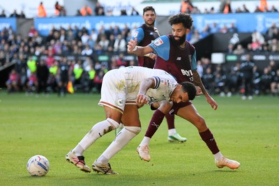 171026 - Swansea City v West Ham United - Sky Bet Championship - Ben Cabango of Swansea City is challenged by Pablo of West Ham