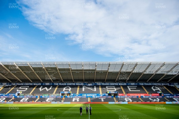 180120 - Swansea City v Wigan Athletic, SkyBet Championship - Wigan Manager, Paul Cook talks to staff and players ahead of the game 