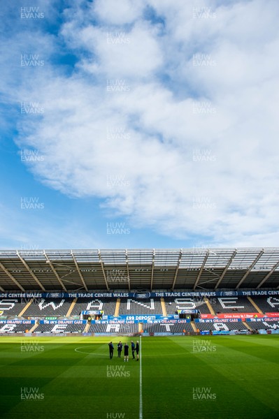 180120 - Swansea City v Wigan Athletic, SkyBet Championship - Wigan Manager, Paul Cook talks to staff and players ahead of the game 