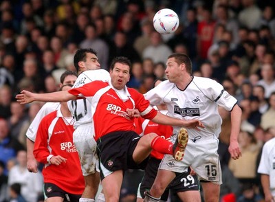 010203 - Swansea City v Wrexham - Third Division - Swansea's Roberto Martinez (L) and Kevin Nugent (R) challenge Darren Ferguson for a high ball