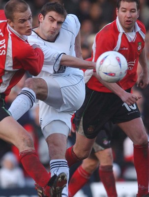 010203 - Swansea City v Wrexham - Third Division - Swansea's James Thomas crosses past Steve Roberts (R) and Darren Ferguson