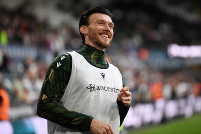 050926 - Swansea City v Wrexham - Sky Bet Championship - Kieffer Moore of Wrexham gestures to the Swansea fans during the warmup