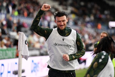 050926 - Swansea City v Wrexham - Sky Bet Championship - Kieffer Moore of Wrexham gestures to the Swansea fans during the warmup