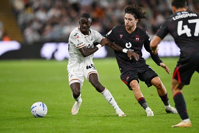 050926 - Swansea City v Wrexham - Sky Bet Championship - Moussa Yeo of Swansea City is challenged by Callum O'Hare of Wrexham