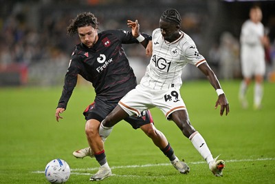 050926 - Swansea City v Wrexham - Sky Bet Championship - Moussa Yeo of Swansea City is challenged by Callum O'Hare of Wrexham
