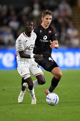 050926 - Swansea City v Wrexham - Sky Bet Championship - Moussa Yeo of Swansea City is challenged by Max Cleworth of Wrexham