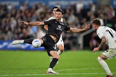 050926 - Swansea City v Wrexham - Sky Bet Championship - Kieffer Moore of Wrexham has a shot late in the match