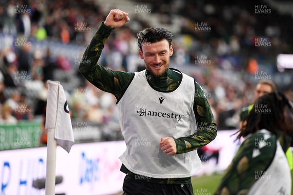 050926 - Swansea City v Wrexham - Sky Bet Championship - Kieffer Moore of Wrexham gestures to the Swansea fans during the warmup