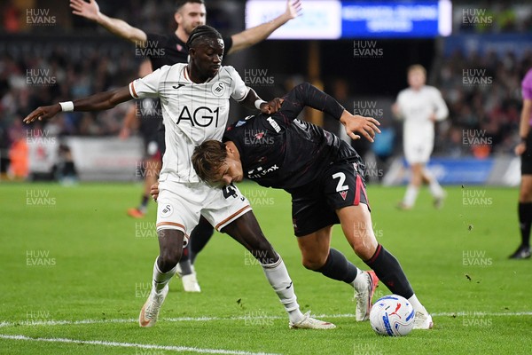 050926 - Swansea City v Wrexham - Sky Bet Championship - Moussa Yeo of Swansea City is challenged by Callum Doyle of Wrexham