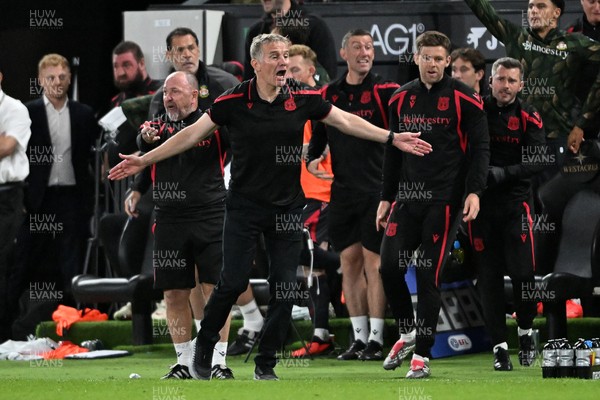 050926 - Swansea City v Wrexham - Sky Bet Championship - Phil Parkinson, Wrexham Manager and his bench appeal after an incident 