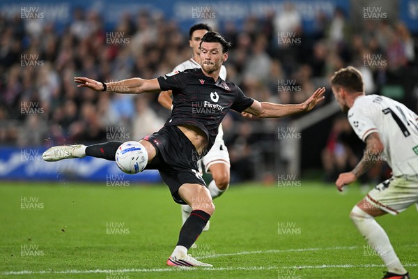 050926 - Swansea City v Wrexham - Sky Bet Championship - Kieffer Moore of Wrexham has a shot late in the match
