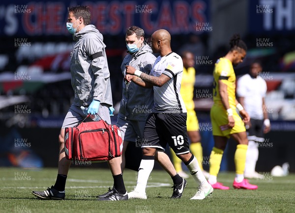 170421 - Swansea City - Wycombe Wanderers - SkyBet Championship - Andre Ayew of Swansea City leaves the field injured