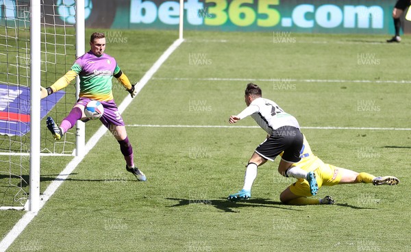 170421 - Swansea City - Wycombe Wanderers - SkyBet Championship - Liam Cullen of Swansea City scores a goal to make the score 2-2