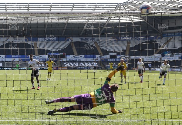170421 - Swansea City - Wycombe Wanderers - SkyBet Championship - Jamal Lowe of Swansea City scores their first goal from the penalty spot