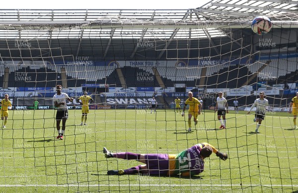 170421 - Swansea City - Wycombe Wanderers - SkyBet Championship - Jamal Lowe of Swansea City scores their first goal from the penalty spot