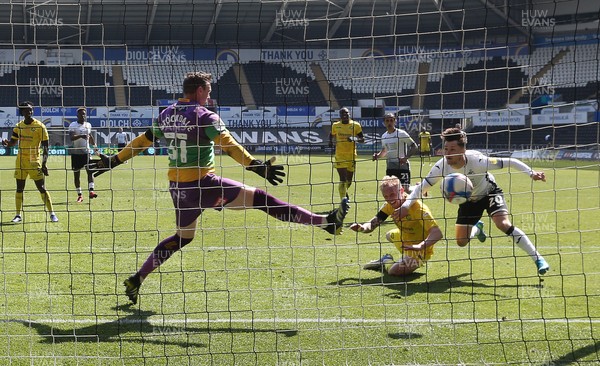 170421 - Swansea City - Wycombe Wanderers - SkyBet Championship - Liam Cullen of Swansea City scores their second goal making the final score 2-2