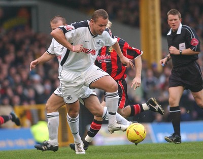 010105 - Swansea City v Yeovil Town - Swansea's Lee Trundle makes his way through Yeovil's defence