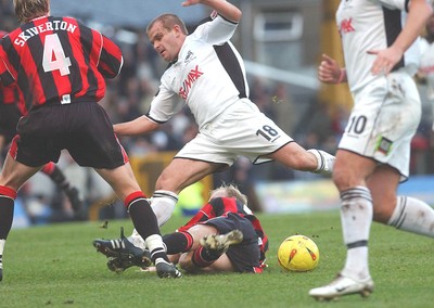 010105 - Swansea City v Yeovil Town - Swansea's Andy Robinson tries to beat a Darren Way challenge