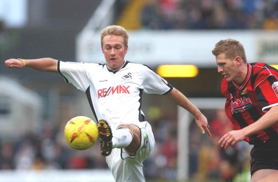 010105 - Swansea City v Yeovil Town - Swansea's Paul Connor beats Scott Guyett to the ball