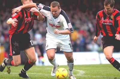 010105 - Swansea City v Yeovil Town - Swansea's Lee Trundle muscles his way past Scott Guyett