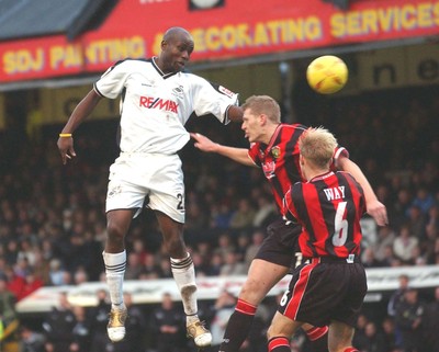 010105 - Swansea City v Yeovil Town - Swansea's Ijah Anderson gets a head at goal