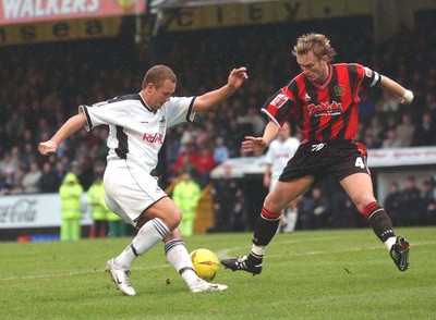 010105 - Swansea City v Yeovil Town - Swansea's Lee Trundle tries to shoot past Terry Skiverton