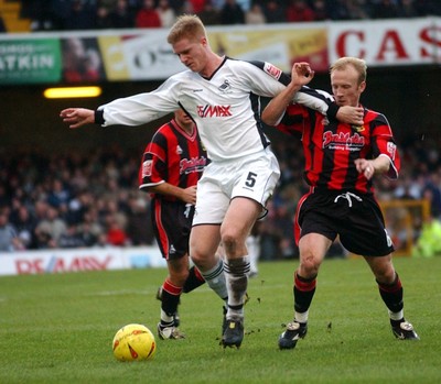 010105 - Swansea City v Yeovil Town - Swansea's Alan Tate holds off Darren Way