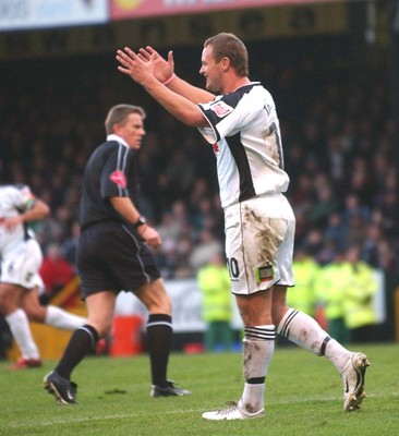 010105 - Swansea City v Yeovil Town - Swansea's Lee Trundle shows his frustration at missing chance on goal