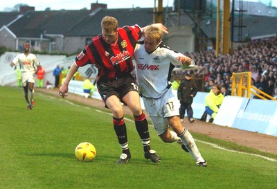 010105 - Swansea City v Yeovil Town - Yeovil's Scott Guyett is challenged by Paul Connor