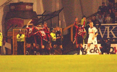 010105 - Swansea City v Yeovil Town - Yeovil players celebrate in front of shocked Swansea players